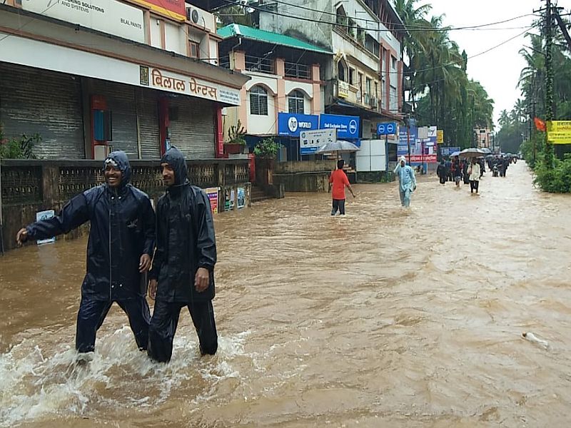 Due to heavy rains in Chiplun, Mumbai-Goa highway jam | मुसळधार पावसामुळे चिपळूण जलमय, मुंबई-गोवा महामार्ग ठप्प  