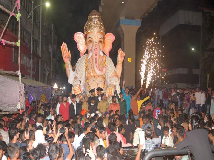 The arrival of Ganesha with the alarm of Ganpati Bappa Morya, the enthusiasm of the Ganesha devotees of the mandals reached | 'बाप्पा मोरया’च्या गजरात घरोघरी गणरायाचे आगमन; मंडळांच्या गणेशभक्तांचा उत्साह शिगेला