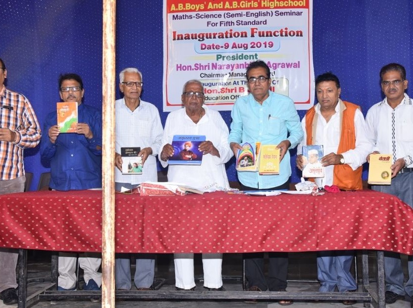 At Chalisgaon, students were loaded with Swadhyamale experiment | चाळीसगावला स्वाध्यायमालेच्या प्रयोगाने विद्यार्थी भारावले