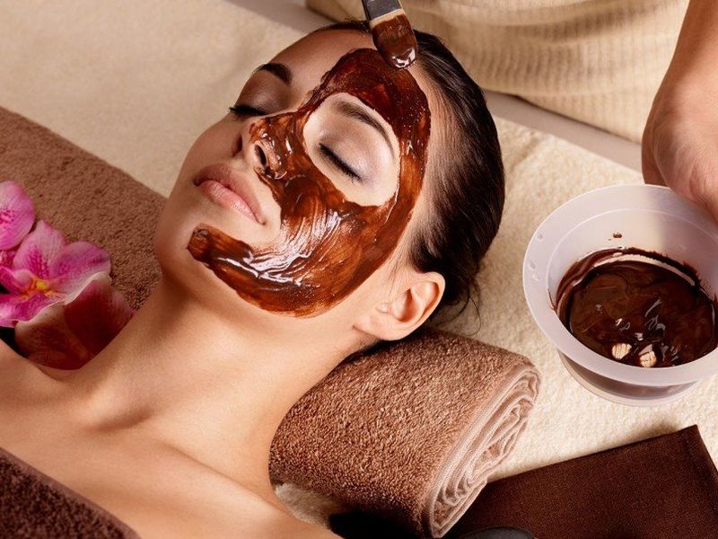 chocolate removes dry skin problems | ड्राय स्कीनची समस्या दूर करण्यासाठी डार्क चॉकलेट ठरतं फायदेशीर!