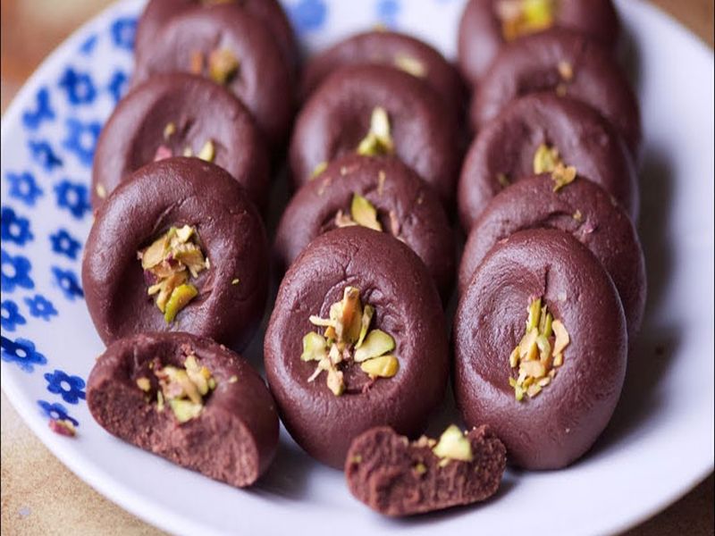 ganesh festival special receipe how make perfect chocolate almond pede | Chocolate Peda: बाप्पासाठी तयार करा चॉकलेट आणि बदामाचे पेढे