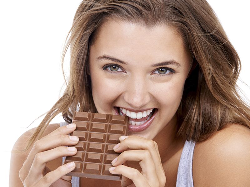 Chocolate Day : These are healthy benefits eating dark chocolate | Chocolate Day : चॉकलेट देऊन प्रिय व्यक्तीचं तोंड तर गोड कराच सोबतच हे फायदेही जाऊन घ्या!