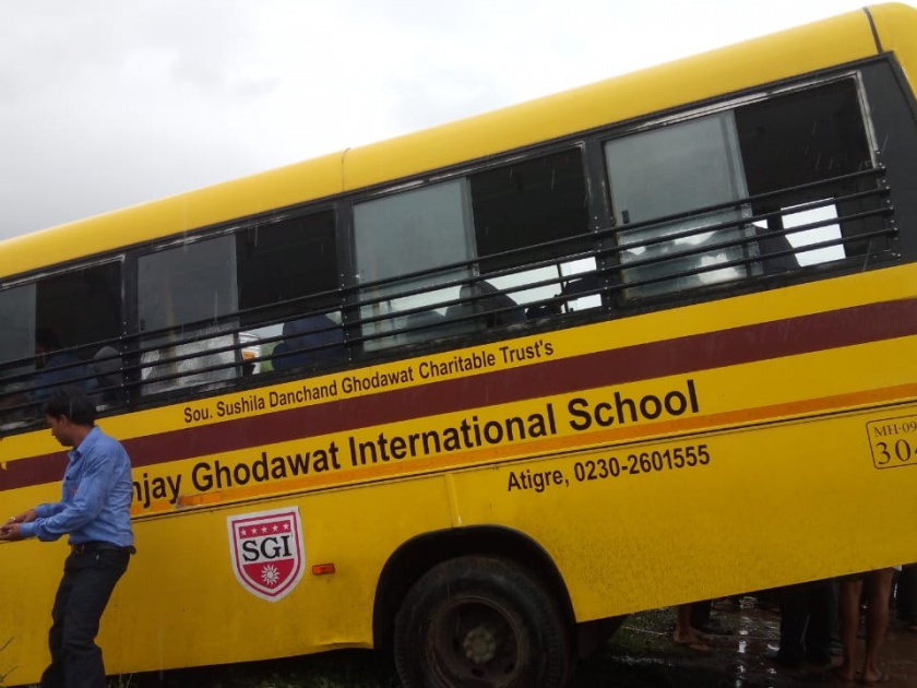 Three die in container-school bus crash | कंटेनर-स्कूलबस अपघातात तिघांचा मृत्यू