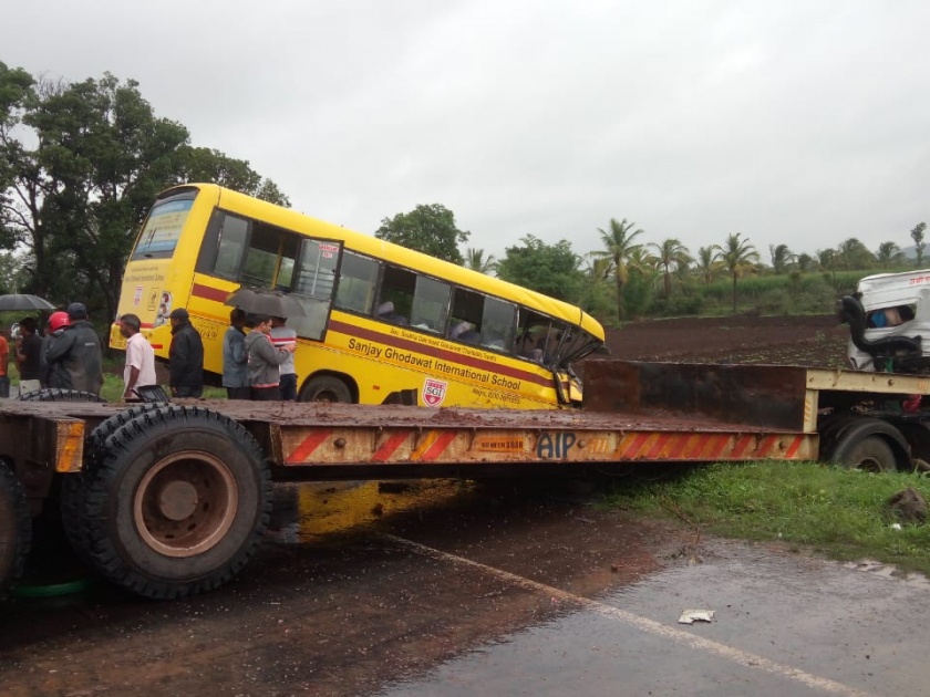 Kolhapur: A truck collided with a container-school bus at Chokak, two dead and 16 students seriously injured | कोल्हापूर : चोकाक येथे कंटेनर-स्कूल बसची धडक, दोन जणांचा मृत्यू