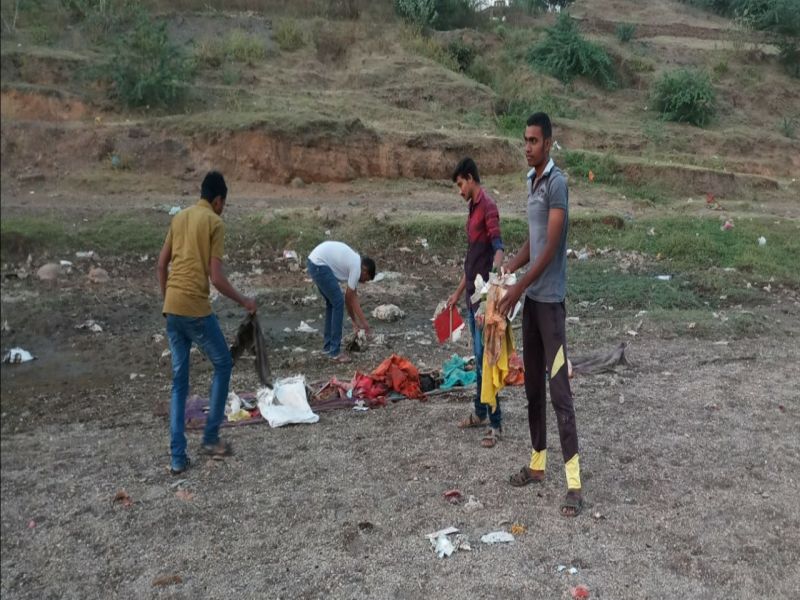 Nimgavhan's youth cleaned the Tapi river bed | निमगव्हाणच्या तरुणांनी केली तापी नदी पात्राची स्वच्छता