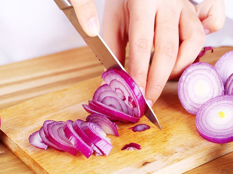 Do Not Store Chop Onions in Fridge its Harmful to Health | कांदा कापून फ्रिजमध्ये ठेवत असाल तर वेळीच सावध व्हा!