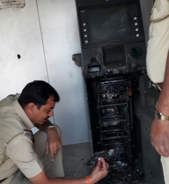 Over 15 lakhs of domestic ATMs broke out | राहुरीत एटीएम फोडून १५ लाख लांबविले