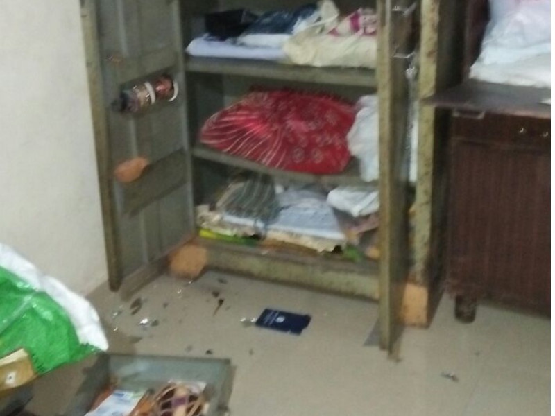 broke 4 houses & stolen 1 lack 25 thousand rupees, incident in Dhavdi in Pune district | पुणे जिल्ह्यातील धावडीत चोरट्यांचा धुमाकूळ, ४ घरे फोडून सव्वा लाखांचा ऐवज लंपास