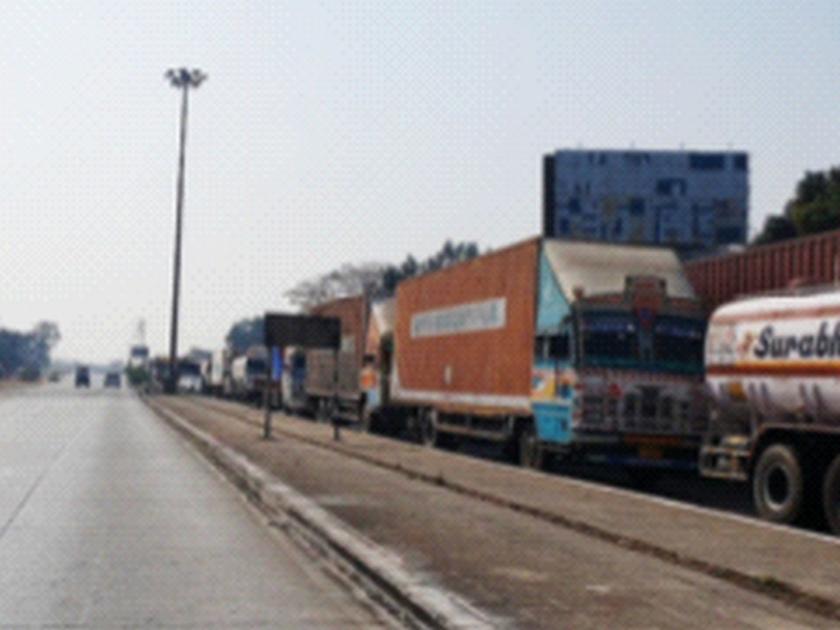 Queues of vehicles are forming at Chareti Talnaka | चाराेटी टाेलनाक्यावर लागत आहेत वाहनांच्या रांगा