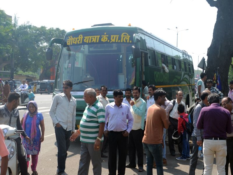  50 buses on the roads: 'Chaudhary Yatra' offers passengers less than half the rate of ST rentals | ५० बसेस रस्त्यावर : ‘चौधरी यात्रा’कडून संपकाळात एसटी भाड्याच्या निम्म्यापेक्षाही कमी दरात प्रवाशांना सेवा