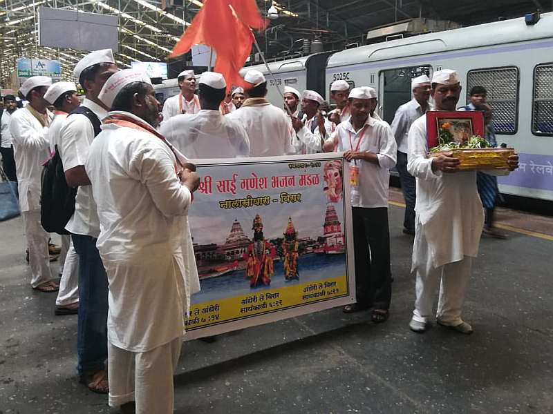 Auspicious enthusiasm in Mumbai of Ashadhi ekadashi, Vaishnavachan Mela gathered at Churchgate station | आषाढी एकादशी: मुंबईतही आषाढीचा उत्साह, चर्चगेट स्थानकावर जमला वैष्णवांचा मेळा 