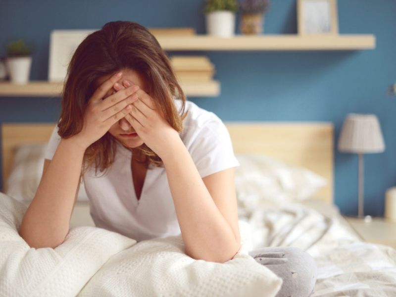 Extreme fatigue or tiredness may be the sign of chronic fatigue syndrome | दिवसभर थकवा जाणवतो का? 'या' गंभीर आजाराचं असू शकतं लक्षण