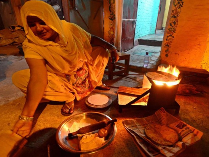 About 85% of Ujjwala beneficiaries in four States still use earthen stoves | नाव काढू नको 'त्या' उज्ज्वलाचं, 85% लाभार्थी सिलिंडरऐवजी चुलीवरच बनवतात जेवण