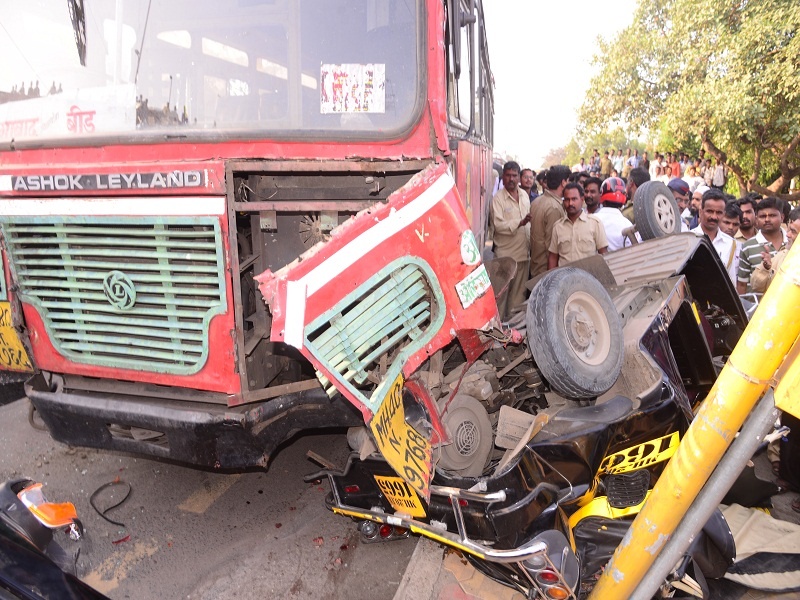 Due to break failure bus hit four rickshaws, one twowheelers and a car, killed at one place | ब्रेक फेल झालेल्या बसने चार रिक्षा, दुचाकी आणि कारला ठोकरले, एक जागीच ठार