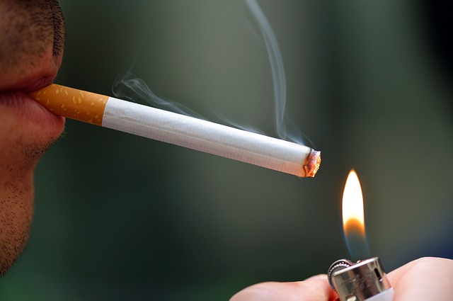 PUNEKAR Beware ..! You are smoking five cigarettes a day! | पुणेकरांनो सावधान..! तुम्ही दररोज पाच सिगारेट फुंकता आहात!