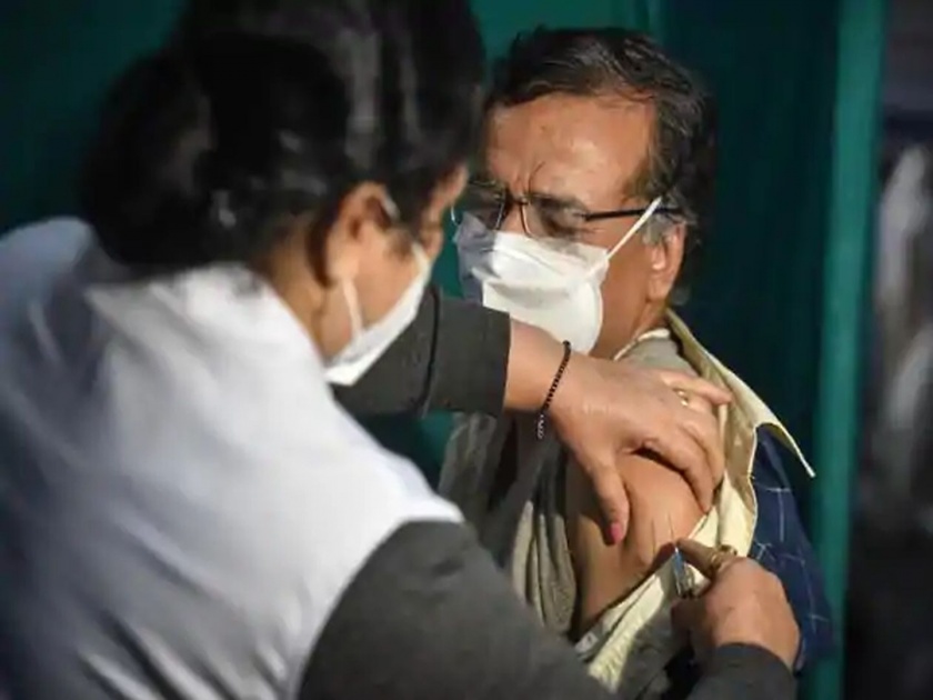 65-year-old Goregaon man collapsed on a chair after taking first corona vaccine dose, died | Corona Vaccination: कोरोनाची लस घेतल्यानंतर मुंबईतील 65 वर्षीय वृद्ध खुर्चीवरून कोसळले; ICU मध्ये निधन