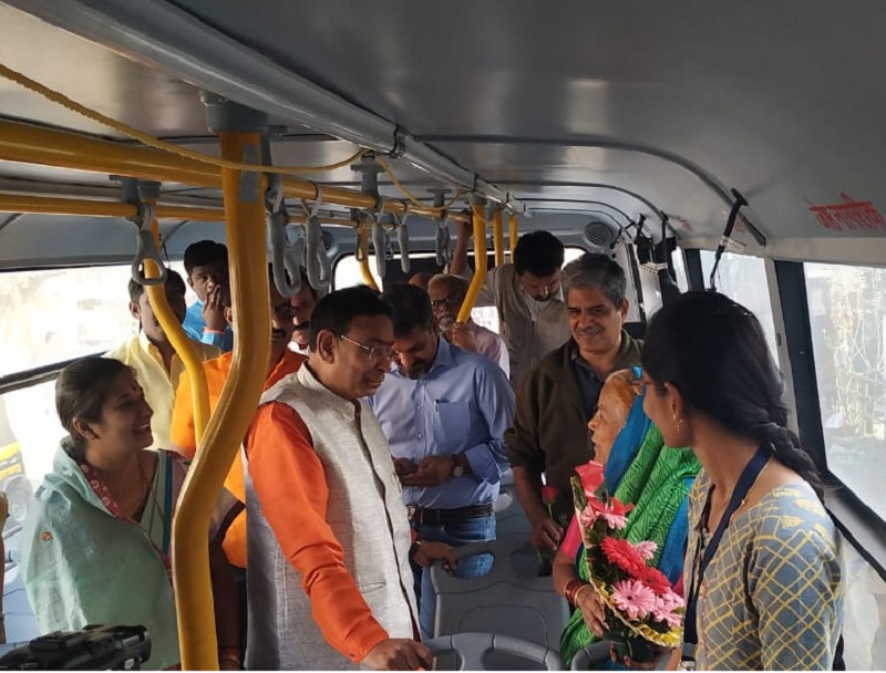 City corporation bus in service of Aurangabadkar from today | औरंगाबादकरांच्या सेवेत आजपासून महानगरपालिकेची शहर बस 