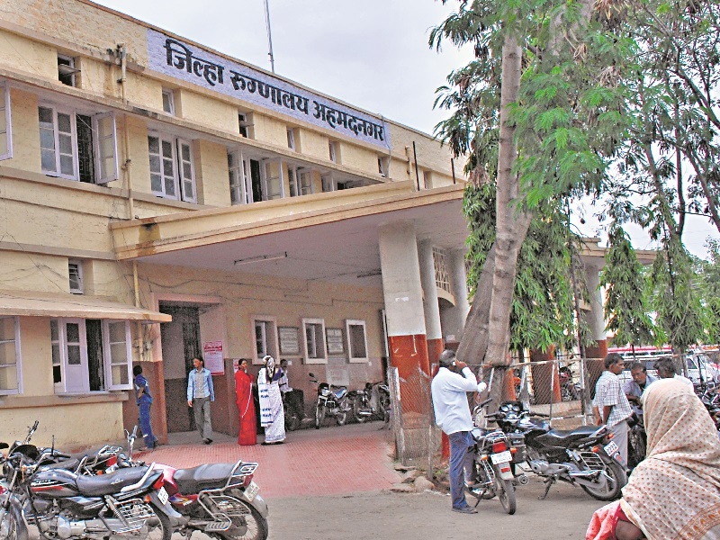 Ahmednagar district hospital police pushback, doctors abusive | अहमदनगर जिल्हा रुग्णालयात पोलिसांना धक्काबुक्की, डॉक्टरांना शिवीगाळ