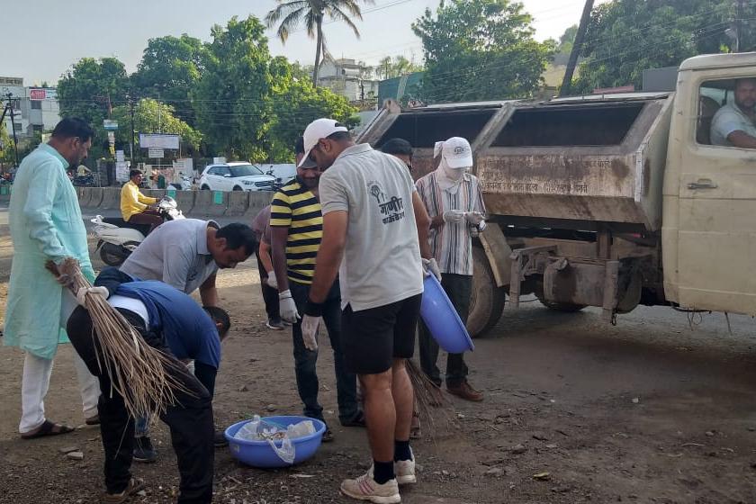 Lokmat's grand campaign: Sanitation done in Professor Colony area | लोकमतचे महाअभियान : प्रोफेसर कॉलनी परिसरात केली स्वच्छता