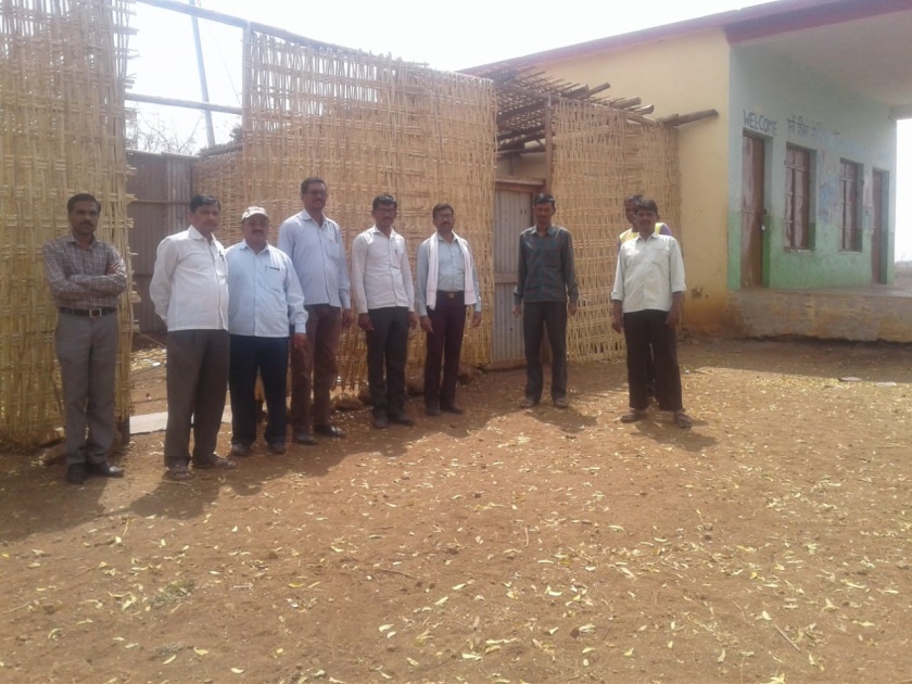 Teachers have organized classes with the help of villagers | शिक्षकांनी ग्रामस्थांच्या सहकार्याने उभारल्या वर्गखोल्या