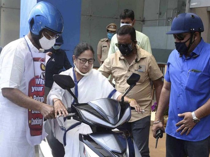 West Bengal CM Mamata Banerjee nearly falls while driving an electric scooter in howrah  | VIDEO: ...इलेक्ट्रिक स्कूटी चलावताना पडता-पडता थोडक्यात बचावल्या ममता बॅनर्जी! सुरक्षा रक्षकांनी असं सावरलं