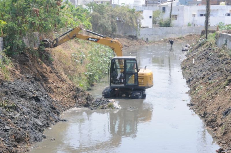 Nagpur municipal drainage cleaning campaign started | नागपूर मनपाच्या नाले स्वच्छता मोहिमेला सुरुवात