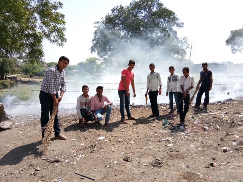 Cleanliness campaign implemented by citizens with youth | युवकांसह नागरिकांनी राबविली स्वच्छता मोहीम
