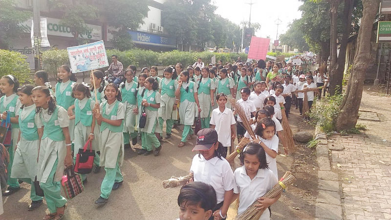 27 street cleanliness rallies in Solapur city, 20 thousand students participate in 193 schools | सोलापूर शहरात २७ ठिकाणी स्वच्छता रॅली, १९३ शाळांमधील २० हजार विद्यार्थ्यांचा सहभाग