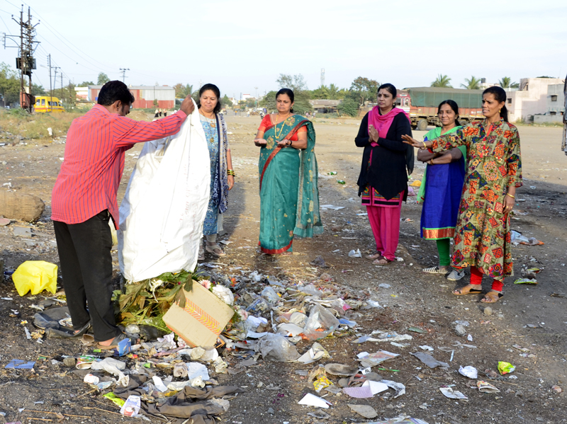 Solapur Initiative; Waste delete deleted waste ... Send direct photo of your area! | सोलापूर इनिशिएटिव्ह; कचरा हटव बयेऽऽ कचरा हटव....आपल्या परिसराचा थेट फोटो पाठव !