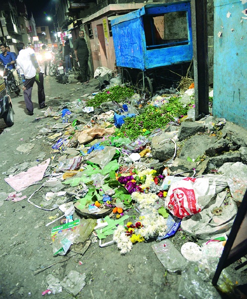 Lokmat Initiative; In Solapur, the women were told to 'slum garbage in the garbage shop .. but only on shopkeepers' waste street' | लोकमत इनिशिएटिव्ह ; सोलापुरातील महिला सांगू लागल्यात, ‘झोपडपट्टीतील कचरा घंटागाडीत.. मात्र दुकानदारांचा कचरा रस्त्यावर’