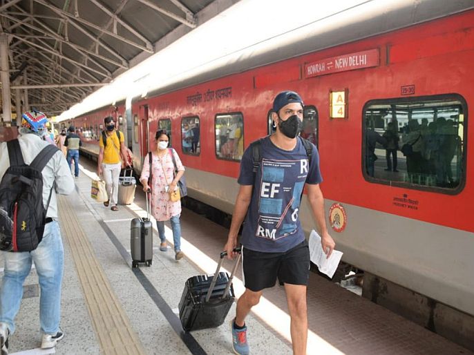 PIB fact check covid-19 special trains stop operating after 1st December | Fact Check : प्रवाशांनो लक्ष द्या...! 1 डिसेंबरपासून बंद होणार सर्व ट्रेन? रेल्वे मंत्रालयानं दिलं असं उत्तर