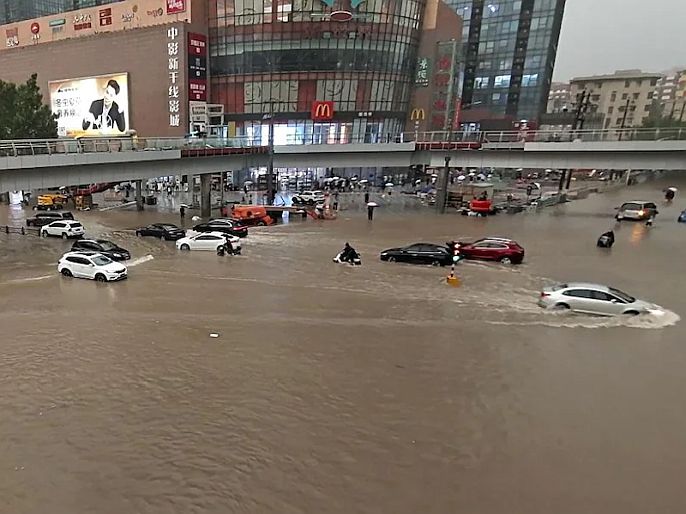 Chine Flooding in central china turns streets to rivers kills many | Flood in china : चीनमध्ये पुराचा कहर, 12 जणांचा मृत्यू, 100000 लोकांचे रेस्क्यू; शाओलिन मंदिरालाही पावसाचा तडाखा