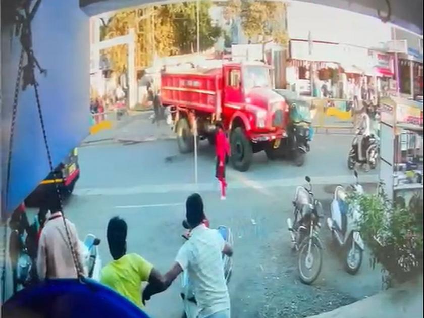 VIDEO: Thrill of drunk dumper driver in Dhayari Break the iron divider and hit the rickshaw and juice handcart | VIDEO : धायरीत मद्यधुंद डंपर चालकाचा थरार...! लोखंडी दुभाजक तोडून ज्यूसच्या हातगाडीसह रिक्षाला धडक