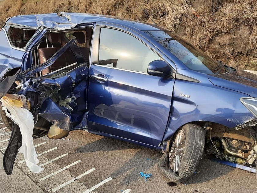 Two died in Car accident on Mumbai-Pune expressway | मुंबई-पुणे द्रुतगती मार्गावर कारचा टायर फुटून भीषण अपघात; दोघांचा मृत्यू