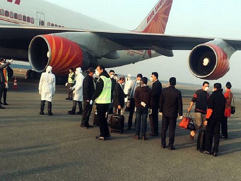 CoronaVirus Marathi News maharashtra govts new sop for air travellers sna | CoronaVirus News: विमान प्रवाशांसाठी 'अशा' आहेत महाराष्ट्र सरकारच्या गाइडलाइन्स, 14 दिवस रहावे लागणार होम क्वारंटाइन