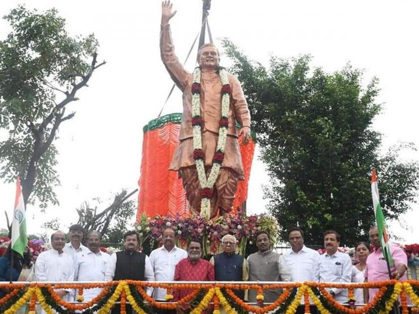 Inauguration of statue of former Prime Minister Bharat Ratna Atal Bihari Vajpayee in Kandivali mumbai | कांदिवलीत माजी पंतप्रधान भारतरत्न अटल बिहारी वाजपेयी यांच्या पुतळ्याचे लोकार्पण