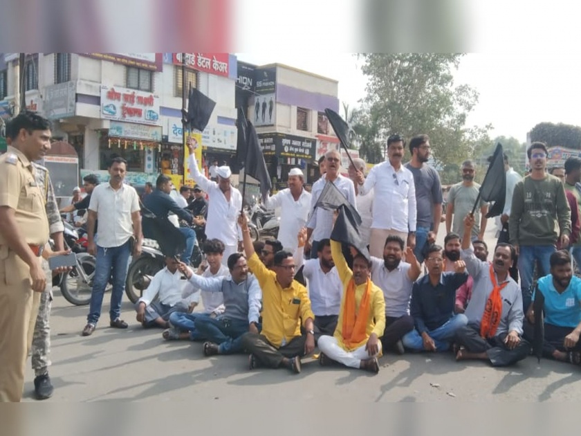 Loud sloganeering by Hindu organizations against Jitendra Awada; Road stop on Nashik-Pune highway | हिंदुत्ववादी संघटनांकडून जितेंद्र आव्हाडां विरोधात जोरदार घोषणाबाजी; नाशिक-पुणे महामार्गावर रस्ता रोको