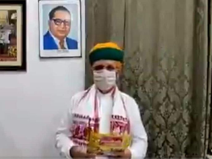 minister arjun ram meghwal claim Bhabhiji Papad Will be Helpful to fight Corona virus video viral | "पापड खाओ कोरोना भगाओ..."; पंतप्रधान मोदींच्या मंत्र्याचा दावा - व्हिडिओ व्हायरल