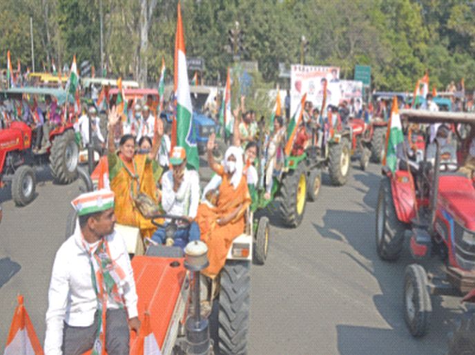 Congress tractor surrounds Raj Bhavan in Nagpur; Opposition to Union Agriculture Act, fuel price hike | नागपुरातील राजभवनाला काँग्रेसचा ट्रॅक्टरने घेराव; केंद्रीय कृषी कायदे, इंधन दरवाढीला विरोध