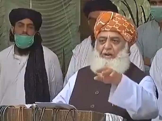 Pakistan cleric says logic When we sleep the virus sleeps too  | VIDEO : "तुम्ही जेव्हा झोपता, तेव्हा कोरोनाही झोपतो", पाकिस्तानी मौलवींचं अजब तर्कट