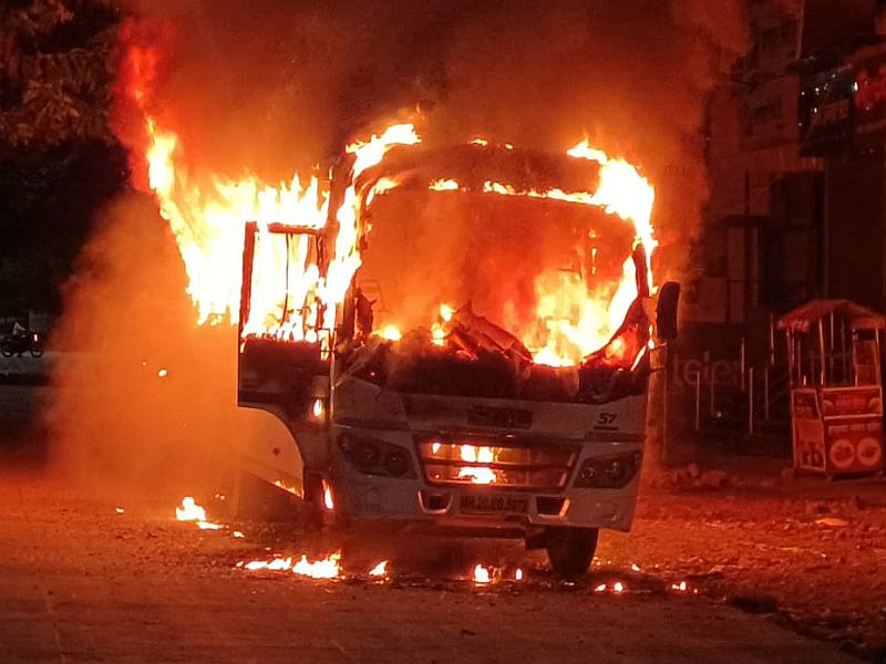 private bus carrying workers caught fire In Aurangabad | औरंगाबादेत कामगारांची वाहतूक करणाऱ्या धावत्या खाजगी बसला आग