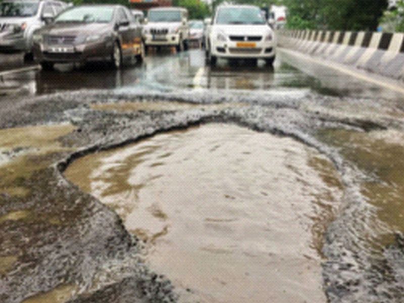 the court struck the state and center Over the road pits; Citizens die due to potholes on Mumbai-Nashik highway | खड्ड्यांवरून न्यायालयाने राज्य, केंद्राला फटकारले; मुंबई-नाशिक महामार्गावर खड्ड्यांमुळे नागरिकांचा मृत्यू