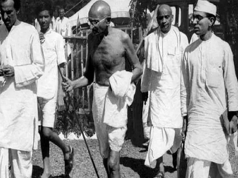 One hundred years have passed since Mahatma Gandhi adopted a simple standard of living; Country Greetings to Martyr Kankalta | महात्मा गांधींनी साधे राहणीमान स्वीकारल्याच्या घटनेला शंभर वर्षे पूर्ण; हुतात्मा कनकलता यांना देशाचे अभिवादन