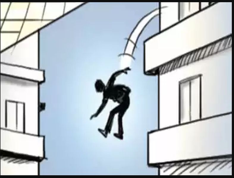 Himanshu jumped from the eighth floor saying 'sorry mummy, sorry papa' | 'सॉरी मम्मी, सॉरी पप्पा' म्हणत हिमांशूने आठव्या माळ्यावरून घेतली उडी