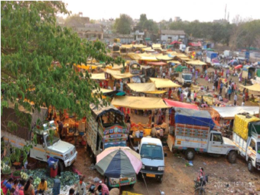 Shahapur taluka weekly market shopping spree; Citizen carefree | शहापूर तालुक्याच्या आठवडी बाजारात खरेदीसाठी झुंबड; नागरिक बेफिकीर 
