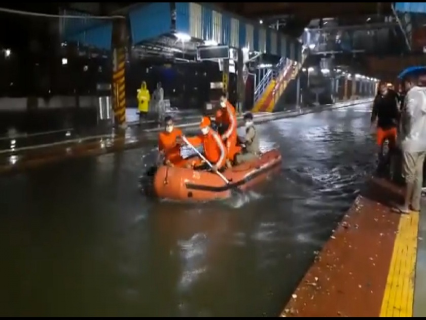 NDRF Rescue people who stuck between Masjid & Bhaykhala station due to water on tracks. | Video: मुंबईत पावसाचा हाहाकार! रेल्वे रुळांवर NDRF बोट प्रवाशांच्या मदतीसाठी सरसावली