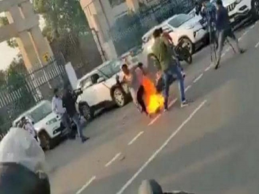 Woman Tried To Self Immolate In Front Of Lokbhawan Lucknow in Uttar Pradesh | मुख्यमंत्री कार्यालयाबाहेर आई अन् मुलीनं स्वत:ला पेटवून घेतलं; विरोधकांनी योगी सरकारला घेरलं