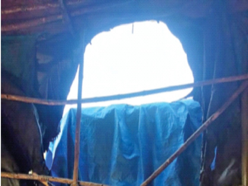 Slum grandfather panic in APMC area; The hut was set on fire to avoid arrest | एपीएमसी परिसरात झोपडपट्टी दादाची दहशत; अटक टाळण्यासाठी झोपडी जाळली