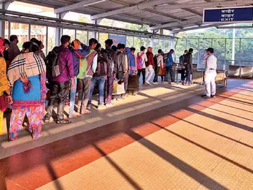 Antigen test of 321 passengers at Panvel railway station; Two passengers left Corona positive | पनवेल रेल्वे स्थानकावर ३२१ प्रवाशांची अँटिजेन टेस्ट; दोन प्रवासी निघाले कोरोना पॉझिटिव्ह