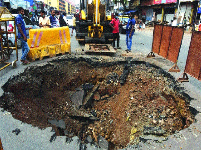 Road in Dharavi eroded, traffic hit hard; Repair work started by installing barricades | धारावी येथील रस्ता खचला, वाहतुकीला मोठा फटका; बॅरिकेड्स लावून दुरुस्तीचे काम सुरू